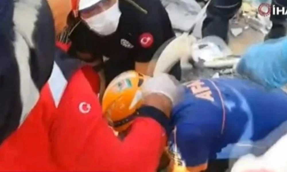 Συγκλονιστικό βίντεο από απεγκλωβισμό γυναίκας στην Σμύρνη